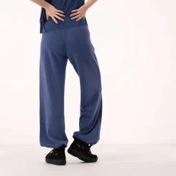 Pantaloni lunghi da donna a gamba larga con finitura in modal satinato