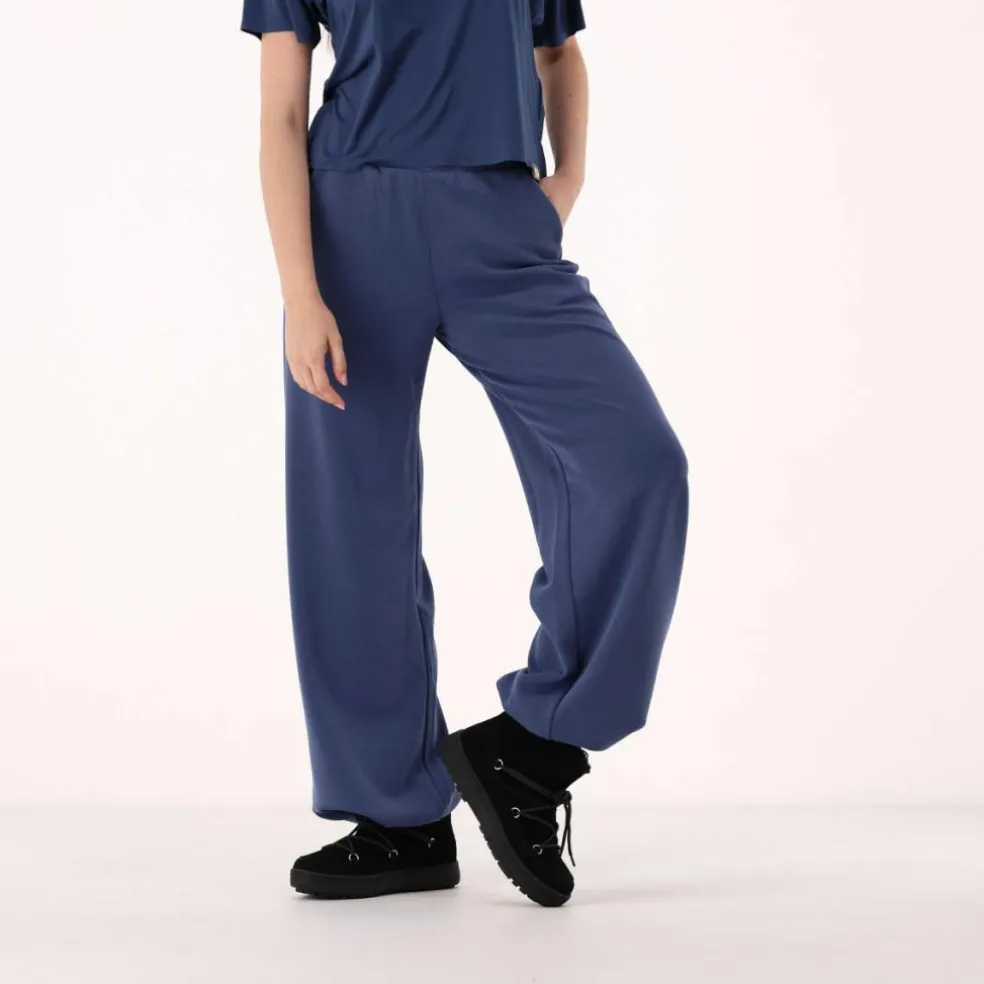 Pantaloni lunghi da donna a gamba larga con finitura in modal satinato